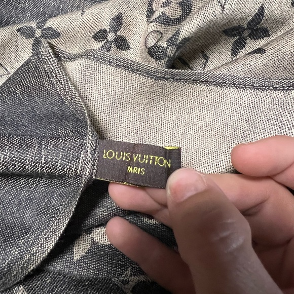 Louis Vuitton Scarf - Picture 4 of 5
